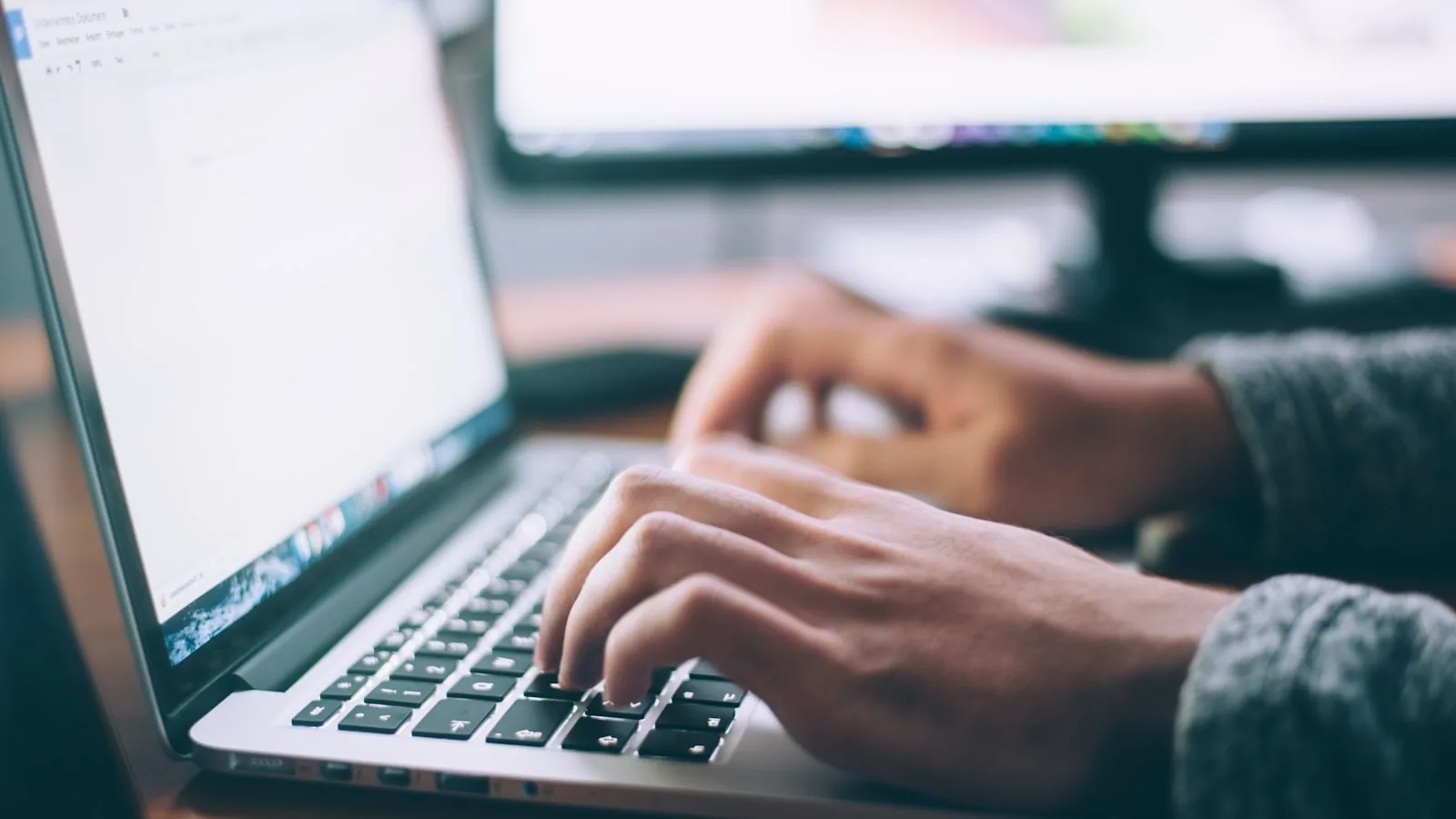 Mains tapant sur le clavier d'un ordinateur portable