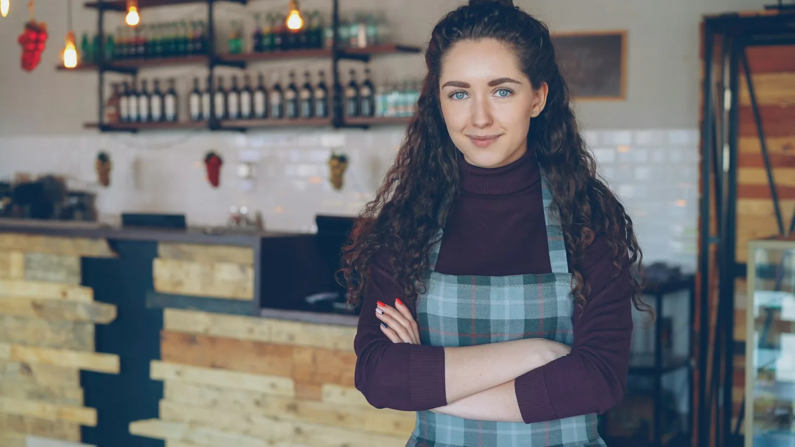 Commerçante souriante dans son commerce de proximité