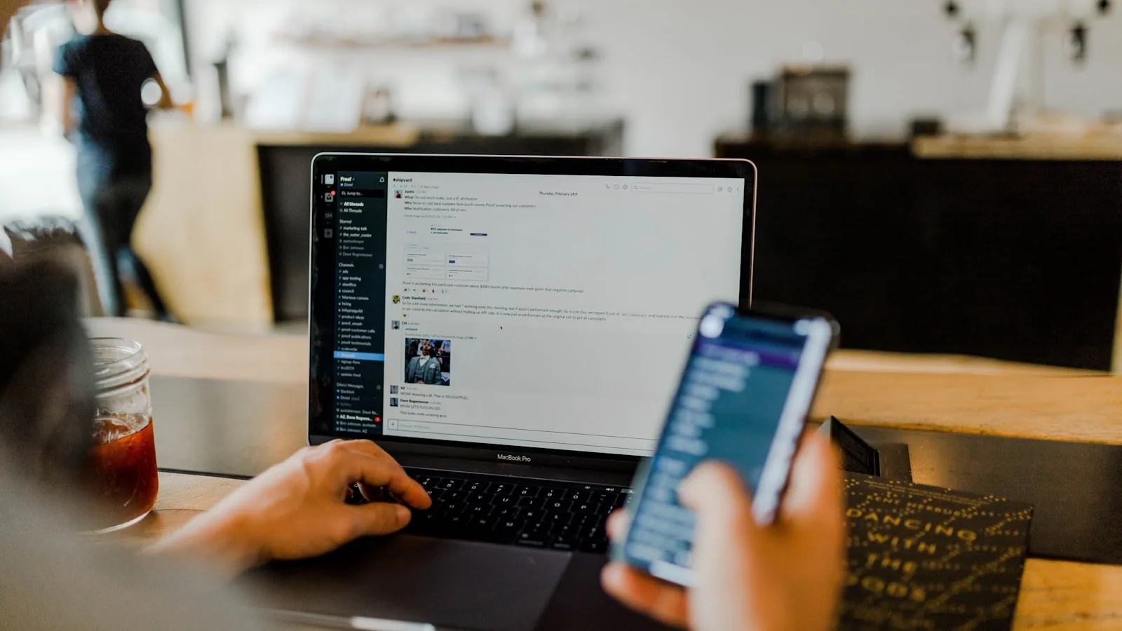 Personne utilisant un ordinateur portable et un smartphone