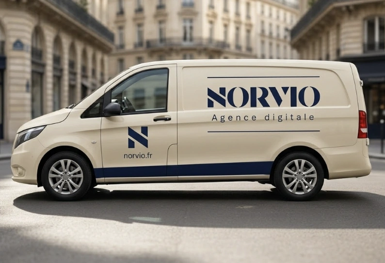 Furgoneta Norvio Studio con identidad visual completa (logo, wordmark, URL) en librea cream y navy