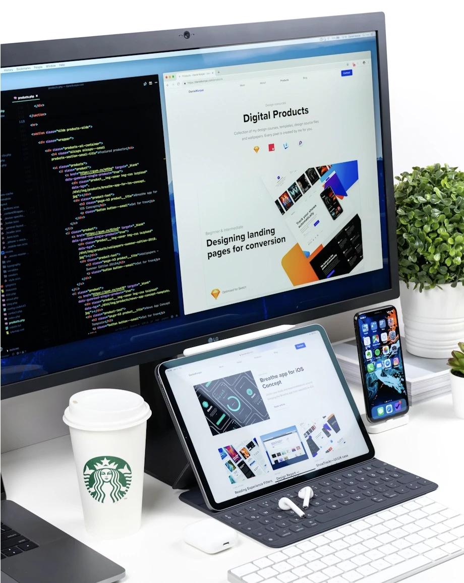 Espacio de trabajo Norvio Studio: monitor con código y diseño web, tablet, smartphone y café